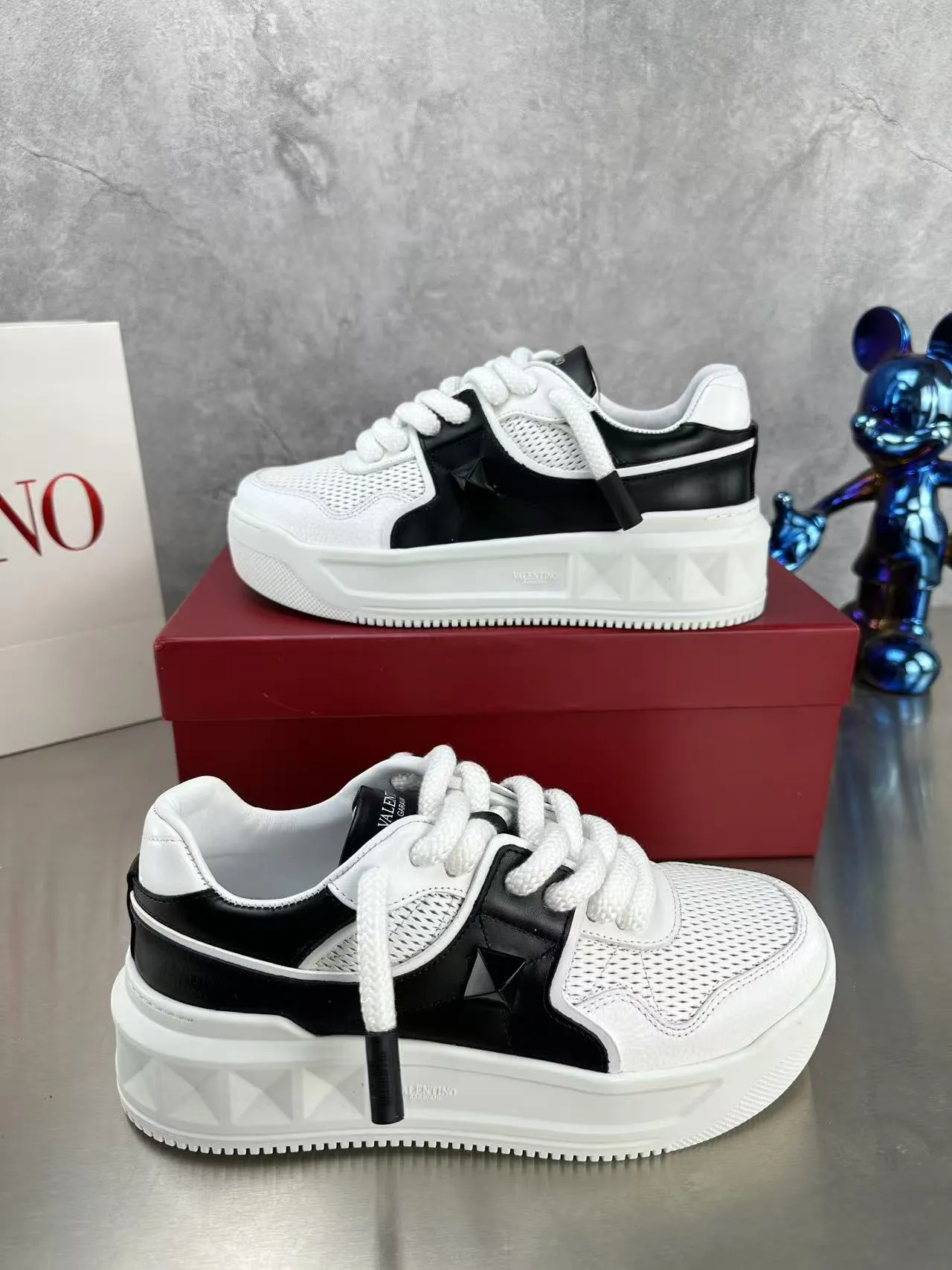 👟👟Ex-factory price 640👟👟 🔺Valentino🔺Valentino new casual shoes 2023 latest model hot style for catwalk couples, thick shoelaces, the same style as Elsa Hosk, Zhang Yixing, Guan Xiaotong and many other stars 🔥 Top version + lasting process, full oil edge on the upper. Fabric: Customized cowhide + cowhide lining with breathable mesh. Outsole: original molded TPU thickened outsole. Size for women is 35-40. Men’s size is 39-45.